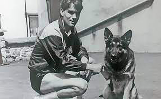 Jim McNichol posando junto a Bryn - Odio Eterno Al Fútbol Moderno 