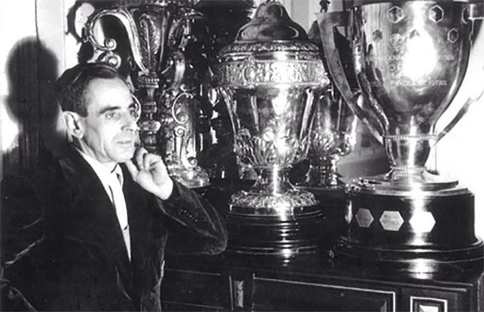 Josep Cubells junto a algunos trofeos del FC Barcelona - Odio Eterno Al Fútbol Moderno