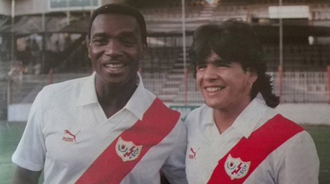 Laurie Cunningham y Hugo Maradona con la camiseta del Rayo Vallecano - Odio Eterno Al Fútbol Moderno 