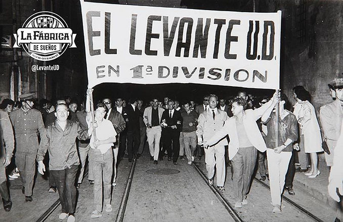 Aficionados celebrando el primer ascenso del Levante - Odio Eterno Al Fútbol Moderno 