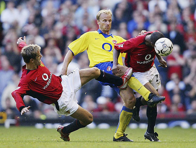 Bergkamp pelea un balón en el Manchester United vs Arsenal del 21 de septiembre de 2003 - Odio Eterno Al Fútbol Moderno