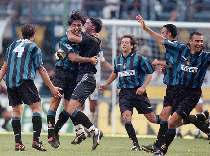 Recoba celebrando uno de sus goles en su debut con el Inter de Milán - Odio Eterno Al Fútbol Moderno 