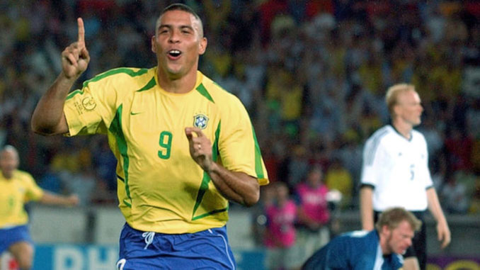 Ronaldo celebrando uno de sus goles en la final del Mundial de 2002 - Odio Eterno Al Fútbol Moderno 