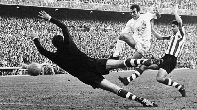 Amancio remata ante Iribar en un Athletic vs Real Madrid en la década de 1960 - Odio Eterno Al Fútbol Moderno