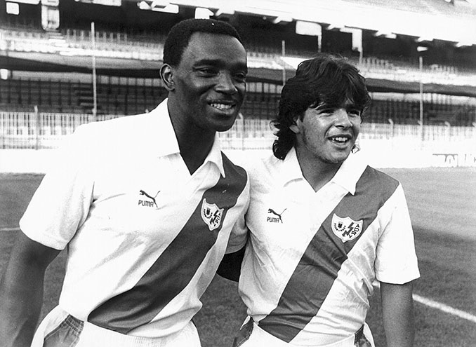 Hugo Maradona y Laurie Cunningham con la camiseta del Rayo Vallecano - Odio Eterno Al Fútbol Moderno 