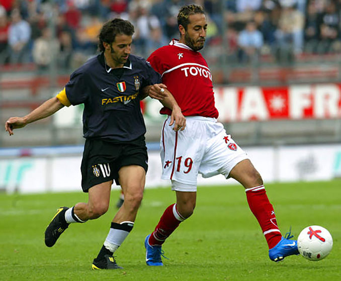 Al-Saadi Gadafi disputa un balón con Del Piero el día de su debut - Odio Eterno Al Fútbol Moderno 