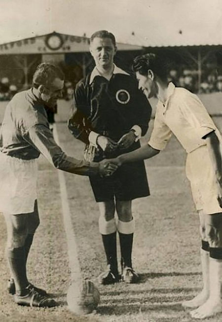 Saludo entre los capitanes de Francia ya la selección india antes de su partido en 1948 - Odio Eterno Al Fútbol Moderno 