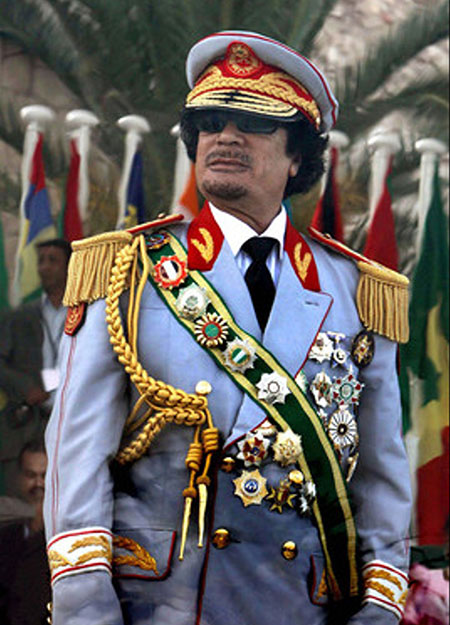Gadafi vistiendo su uniforme militar - Odio Eterno Al Fútbol Moderno