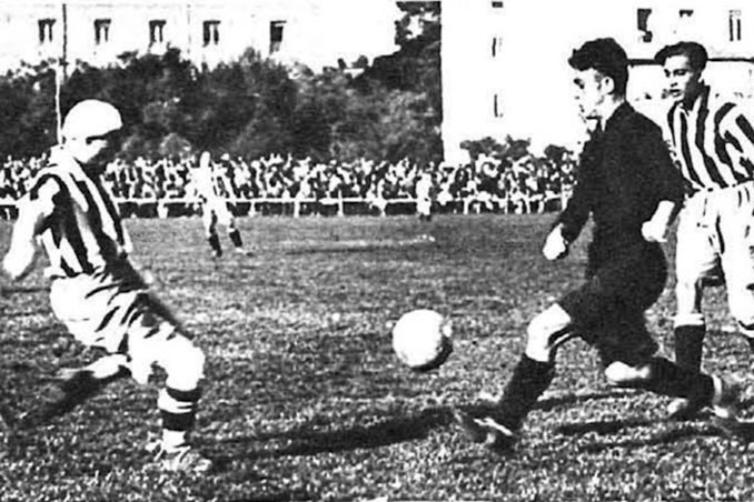 El extremo "colchonero" Gómez de Lecube durante un partido portando su inseparable pañuelo - Odio Eterno Al Fútbol Moderno 