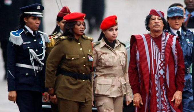 Gadafi junto a varias de sus escoltas de la Guardia Amazónica - Odio Eterno Al Fútbol Moderno 
