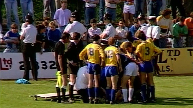 Futbolistas rodeando a Jim McNichol tras el mordisco de Bryn - Odio Eterno Al Fútbol Moderno 