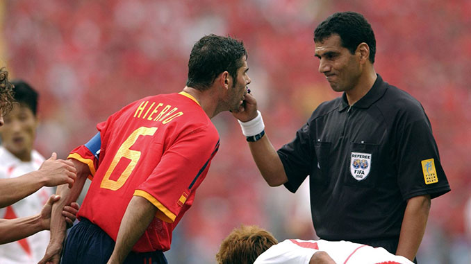 Hierro increpando a Al-Ghandour en el Corea del Sur vs España del Mundial de 2002 - Odio Eterno Al Fútbol Moderno 