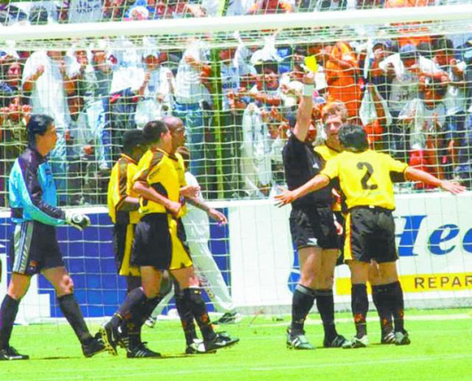 Byron Moreno en el polémico Liga de Quito vs Barcelona de 2002 - Odio Eterno Al Fútbol Moderno 
