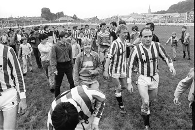 Futbolistas del Derry City en su regreso a Brandywell en 1985 - Odio Eterno Al Fútbol Moderno 