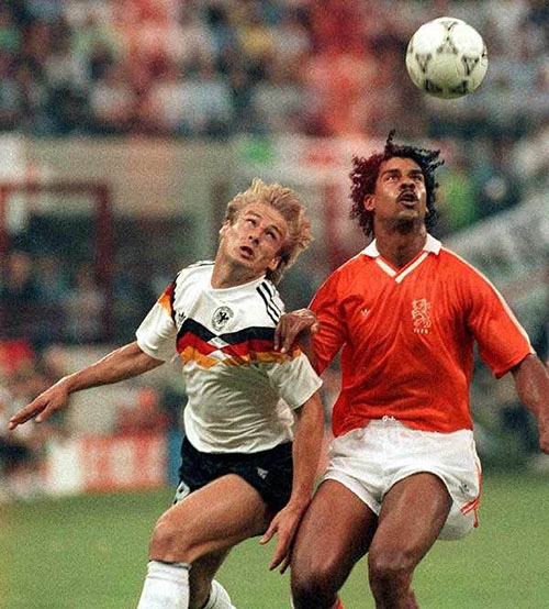 Klinsmann y Rijkaard disputando el balón en el Alemania vs Holanda de 1990 - Odio Eterno Al Fútbol Moderno 
