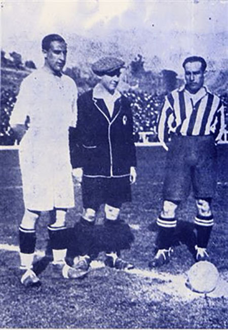 Árbitro con la característica trencilla que lucían a mediados del siglo XX - Odio Eterno Al Fútbol Moderno 