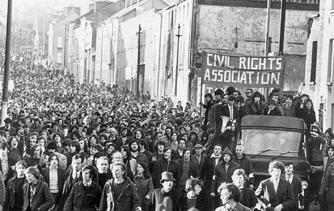 Manifestantes en Derry en el Bloody Sunday - Odio Eterno Al Fútbol Moderno 