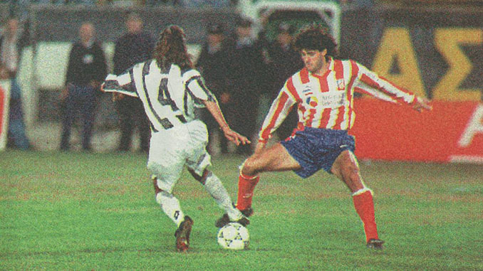 Caminero peleando el balón en el OFI Creta vs Atlético de Madrid de 1993 - Odio Eterno Al Fútbol Moderno 