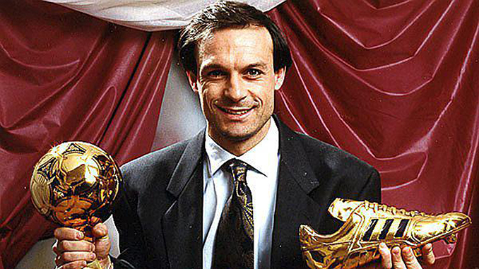 Salvatore "Totó" Schillaci posando con la Bota de Oro y el Balón de Oro de Italia '90 - Odio Eterno Al Fútbol Moderno 