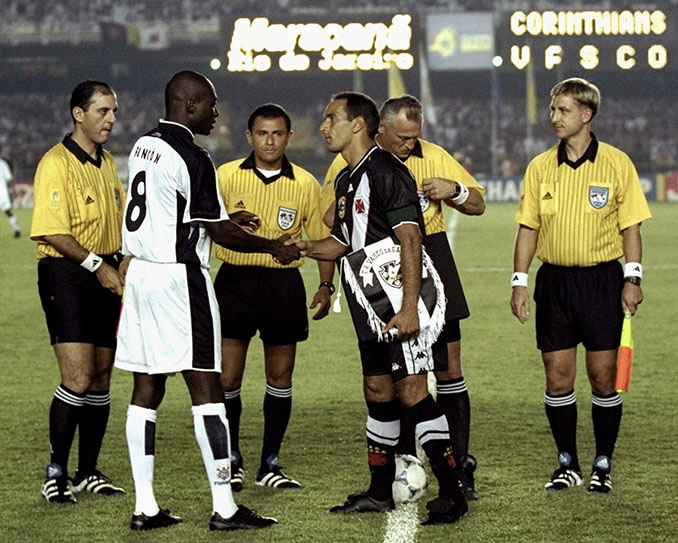 Freddy Rincón y Edmundo se saludan antes de la final del primer Mundial de Clubes - Odio Eterno Al Fútbol 