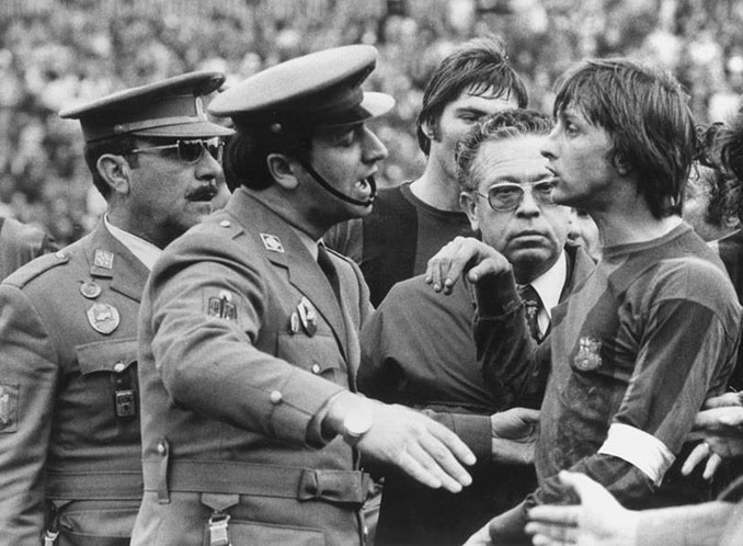 Tras la expulsión de Cruyff en La Rosaleda fue desalojado por los "grises" - Odio Eterno Al Fútbol Moderno 