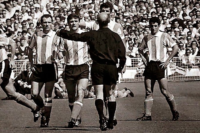 La polémica expulsión de Kreitelin a Rattín en el Inglaterra vs Argentina de 1966 - Odio Eterno Al Fútbol Moderno