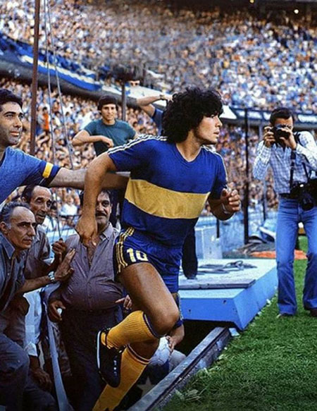 Maradona el día de su estreno en La Bombonera - Odio Eterno Al Fútbol Moderno 