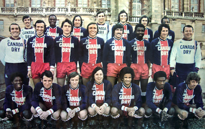 La franja horizontal llegó a la camiseta del PSG en 1973 - Odio Eterno Al Fútbol Moderno 