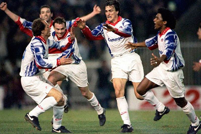 Futbolistas del PSG celebrando uno de sus goles al Real Madrid en 1993 - Odio Eterno Al Fútbol Moderno
