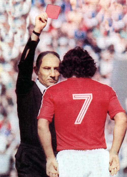 Carlos Caszely vio la primera roja en la historia del fútbol - Odio Eterno Al Fútbol Moderno