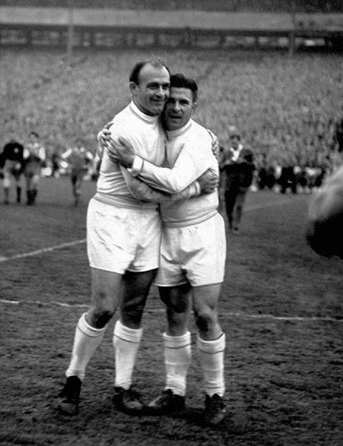 Di Stéfano y Puskas, dos de los mejores futbolistas de la década de 1950 lucían este "tipín" poco atlético - Odio Eterno Al Fútbol Moderno 