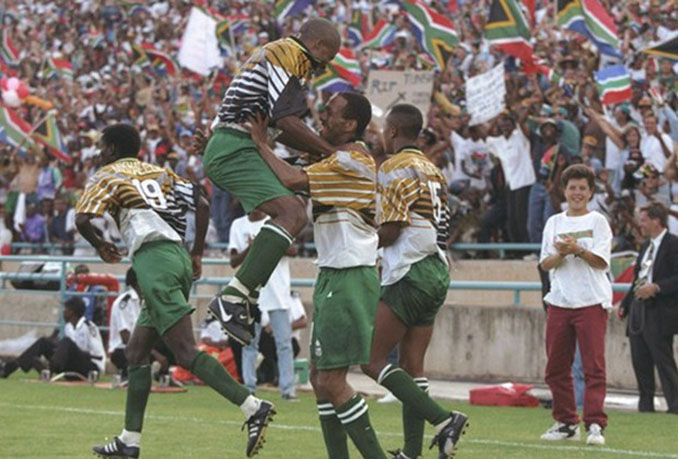 Futbolistas de Sudáfrica celebrando un gol en la final de la Copa Africana de Naciones de 1996 - Odio Eterno Al Fútbol Moderno 