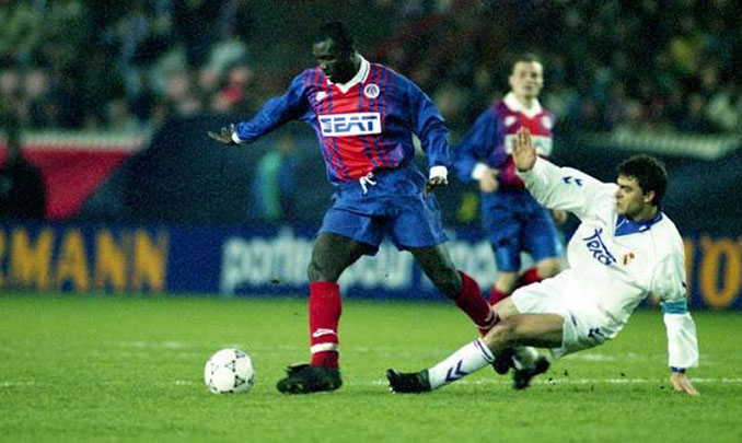 Manolo Sanchís tratando de arrebatar el balón a Weah durante la eliminatoria PSG vs Real Madrid de 1994 - Odio Eterno Al Fútbol Moderno 