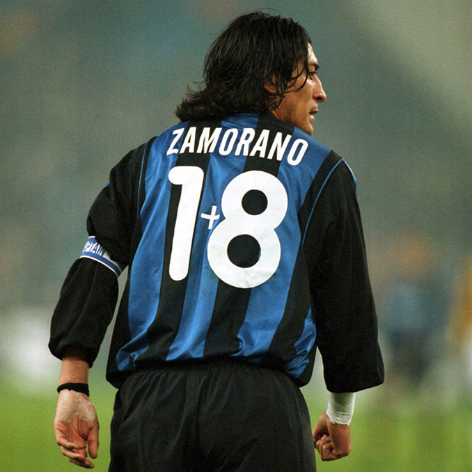 Zamorano con su extraño dorsal en la camiseta del Inter de Milán - Odio Eterno Al Fútbol Moderno