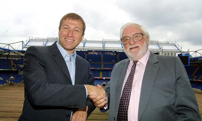 Roman Abramovich con Ken Bates en Stamford Bridge - Odio Eterno Al Fútbol Moderno 