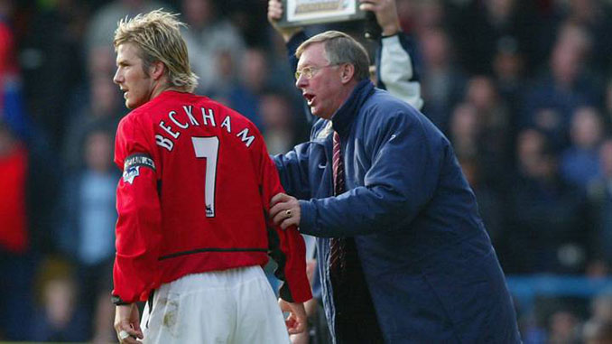 David Beckham recibe instrucciones de Sir Alex Ferguson durante su etapa en el Manchester United - Odio Eterno Al Fútbol Moderno