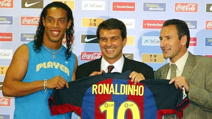 Ronaldinho el día de su presentación en el FC Barcelona junto a Joan Laporta y "Txiki" Begiristain - Odio Eterno Al Fútbol Moderno