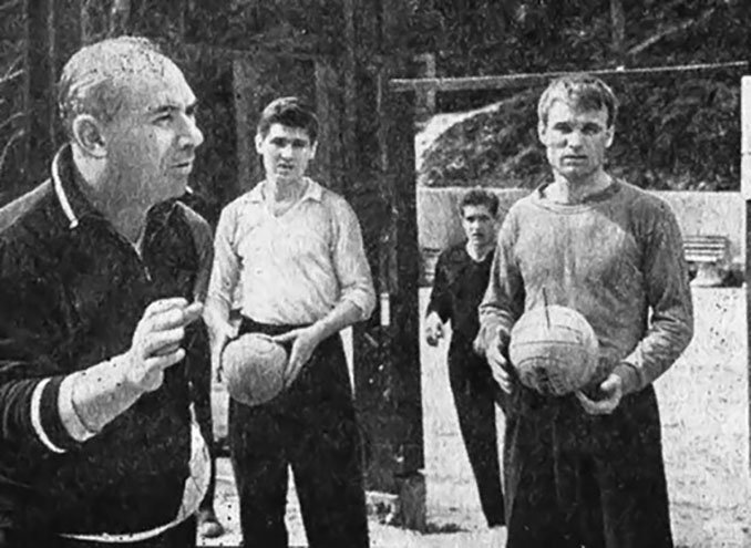 Viktor Maslov durante un entrenamiento - Odio Eterno Al Fútbol Moderno