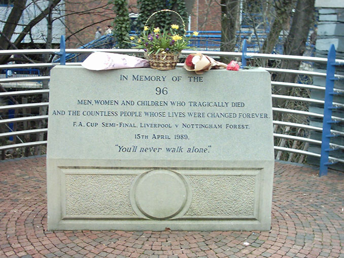 Memorial en homenaje a las víctimas de la tragedia de Hillsborough - Odio Eterno Al Fútbol Moderno 