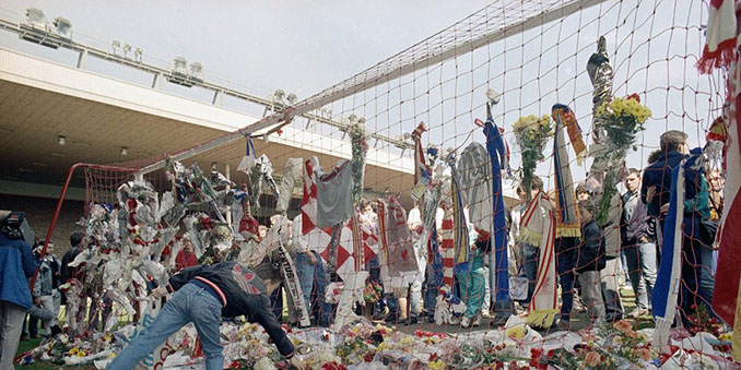 Aficionados homenajeando a las víctimas de la tragedia Hillsborough - Odio Eterno Al Fútbol Moderno 