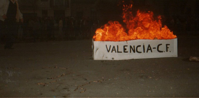 Ataúd del Valencia CF utilizado por los aficionados del Levante - Odio Eterno Al Fútbol Moderno