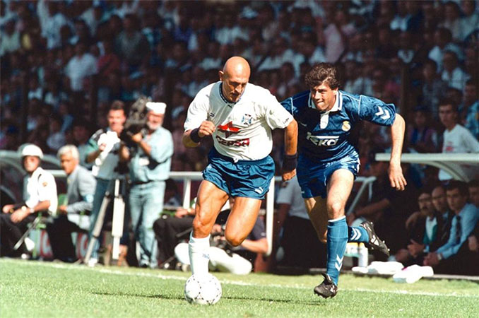 Dertycia y Nando pugnan por el balón en el CD Tenerife vs Real Madrid de 1993 - Odio Eterno Al Fútbol Moderno 