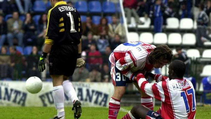 Hasselbaink lamentándose por el penalti fallado ante el Real Oviedo en 2000 - Odio Eterno Al Fútbol Moderno
