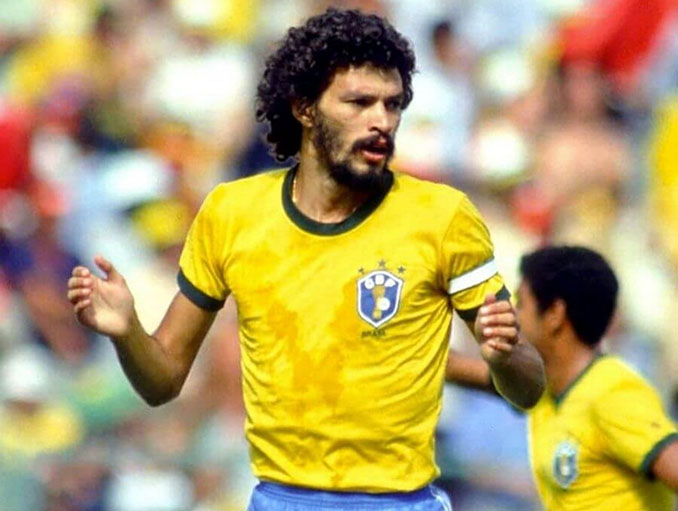 Sócrates luciendo las tres estrellas en la verdeamarela en la Copa del Mundo de 1982 - Odio Eterno Al Fútbol Moderno