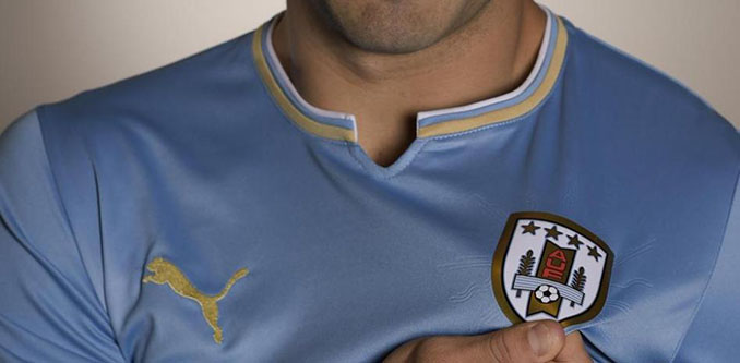 La camiseta de Uruguay luce cuatro estrellas en su escudo - Odio Eterno Al Fútbol Moderno