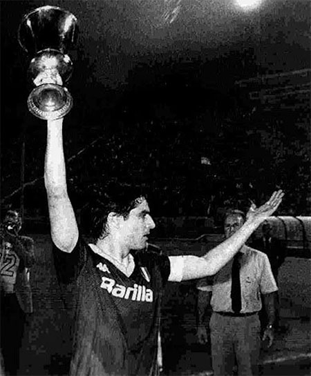 Agostino Di Bartolomei  con la Coppa Italia de 1984 - Odio Eterno Al Fútbol Moderno