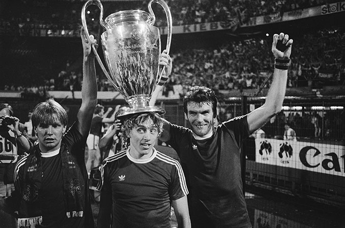 Jugadores del Aston Villa celebrando la Copa de Europa de 1982 - Odio Eterno Al Fútbol Moderno