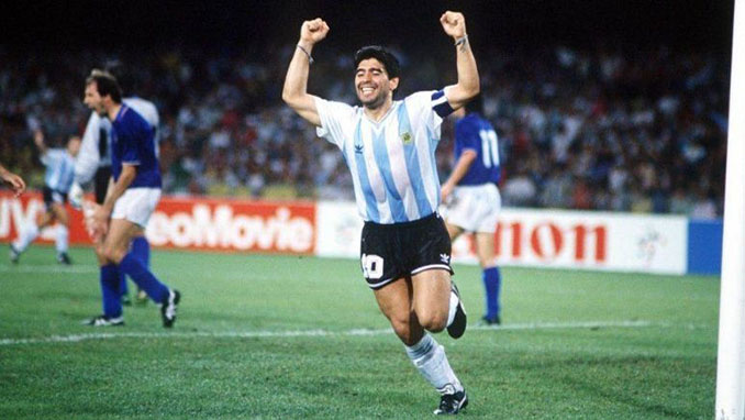 Maradona celebrando la victoria en el Italia vs Argentina de 1990 - Odio Eterno Al Fútbol Moderno