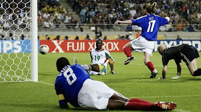 Papa Bouba Diop marcó el gol de la victoria de Senegal ante Francia en la Copa del Mundo de 2002 - Odio Eterno Al Fútbol Moderno