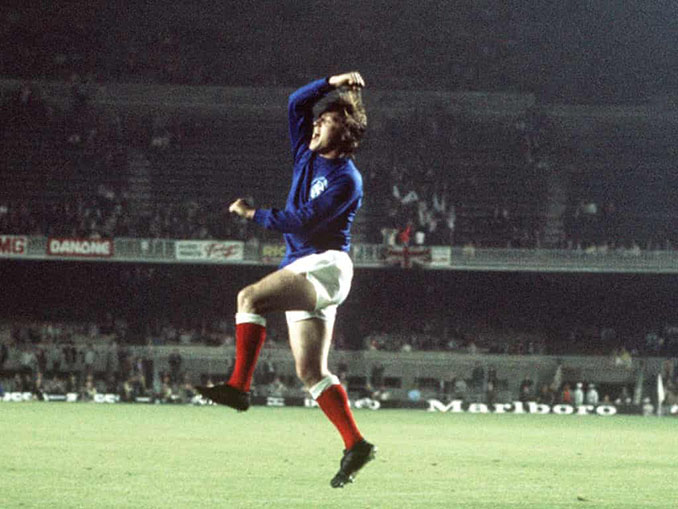 Willie Johnston celebrando uno de sus dos goles en la final de la Recopa de Europa de 1972 - Odio Eterno Al Fútbol Moderno